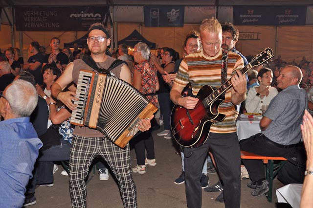 Die «Fäascht&shy;bänkler» mischten sich unter die «Raiffeisenbänkler». Foto: Jörg Wägli