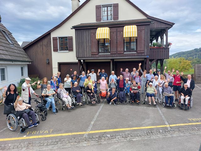 Gut gelaunt vor dem Einsteigen zur Schifffahrt auf dem Rhein. Foto: zVg