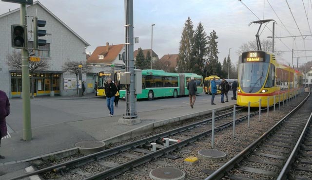 Tramlinie und Bushof beim Bottminger Schloss. Foto: zVg