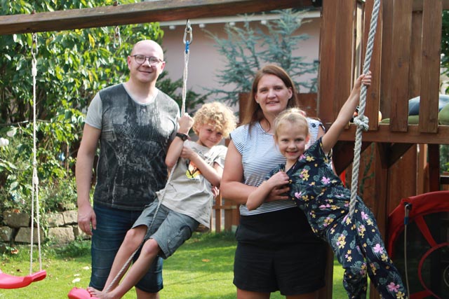 Sie freuen sich auf ein weiteres Familienmitglied: Das Ehepaar Mareike und Frank Stuhr mit ihren beiden eigenen Kindern Linus und Tilda. Foto: Sonja Fasler