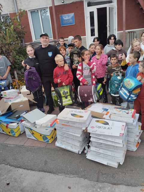 Volodymyr Volkov mit den ukrainischen Kindern. Foto: zVg