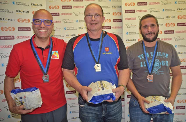 Das Podest der Sturmgewehrschützen 57/03: (von links ) Alexander Buttazzo (2.), Sieger Stefan Mathis und René Chopard (3.). Foto: wr