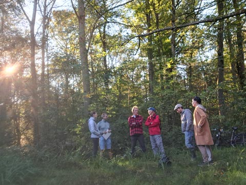 Die Arbeitsgruppe Naturraum Alte Saline und mit einer Vertretung der Bauunternehmung vor Ort. Foto: zVg 