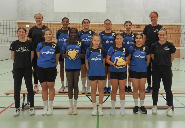 Die Möhliner U15-Volleyballerinnen freuen sich auf ihr erstes Meisterschaftsturnier: Hinten (v.l.): Analea Apelt (Trainerin), Emilia, Ediona, Erza, Sophia, Gabi Barth (Trainerin); Vorne (v.l.): Vanessa Frey (Trainerin), Briana, Lynn, Alina, Angelina, Giorgia, Valérie Brüngger (Trainerin). Auf dem Foto fehlt: Lara. Foto: Celine Weidmann