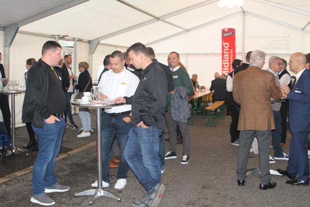 Gut besuchter Eröffnungsapéro am Freitagabend. Foto: Sonja Fasler