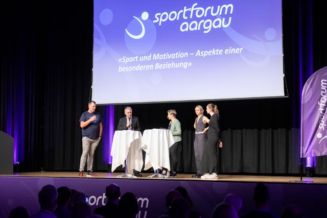 Die Teilnehmenden des Aargauer Sport Talks auf der Bühne des SPORT FORUM Aargau. Foto: Fabio Baranzini