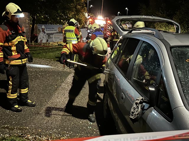 Die Türe des PKW muss gewaltsam geöffnet werden. Foto: zVg 