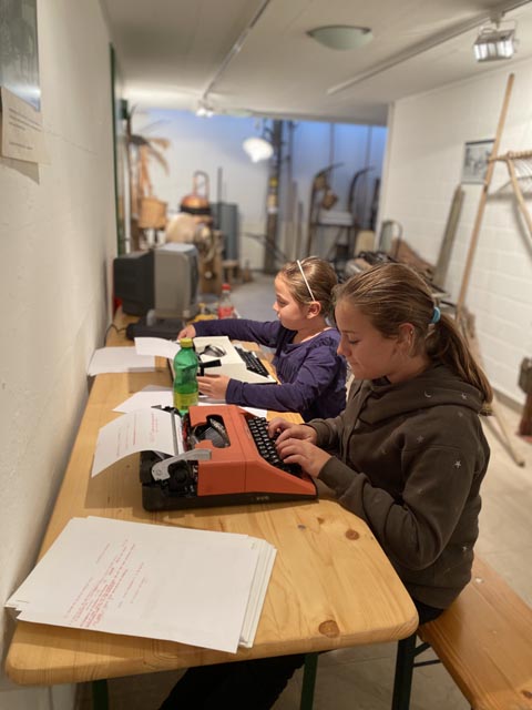 Kinder hatten grossen Spass am Schreibmaschine-Schreiben. Foto: Sonja Fasler