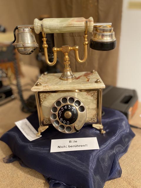 Ein Prachtstück, dieses alte Telefon aus den 1920er-Jahren aus echtem Marmor. Foto: Sonja Fasler