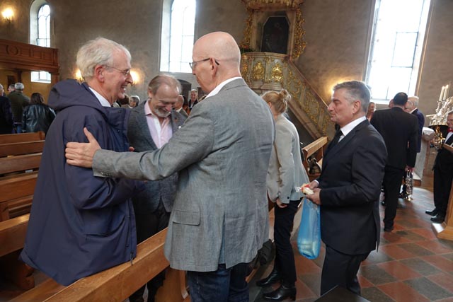 Festredner Professor Dr. Michael Bangert mit Gemeindeammann Markus Fäs, Pfarrer Christian Edringer und Kirchenpflegepräsident Silvio Iotti (von links). Foto: Peter Schütz