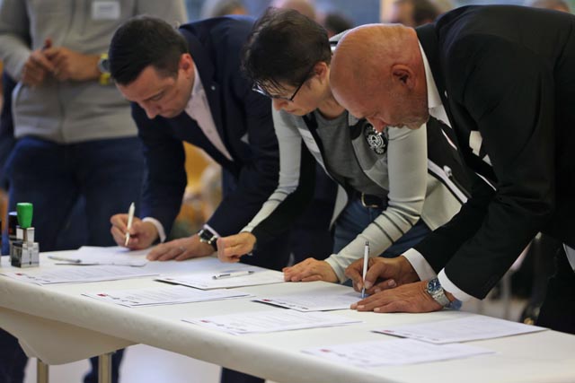 Vereinsgründung (von links): Der Gründungsvertrag wird unter anderem von Bruno Tüscher, Gemeindeammann Münchwilen, Karin Engel, Gemeindeschreiberin Sisseln, sowie Rainer Schaub, Gemeindeammann Sisseln, unterschrieben. Foto: Ben Sawicki