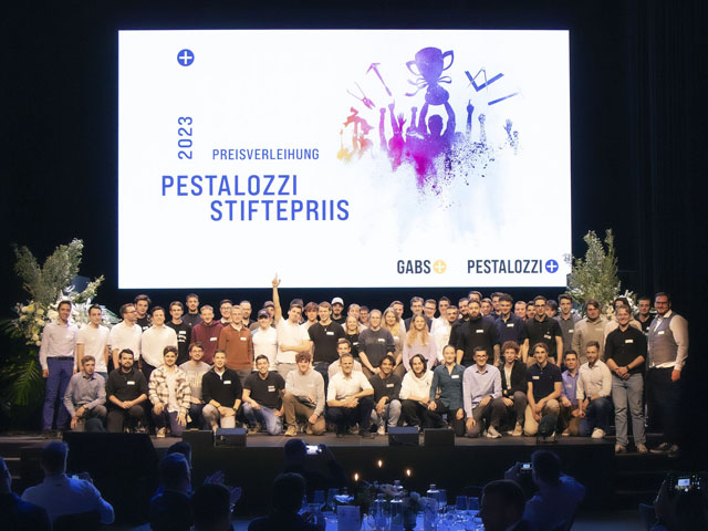 Sie haben sich das Feiern verdient: Die 70 Lehrabsolvent:innen haben am Freitag, 10. November, in der JED Events den Pestalozzi Stiftepriis 2023 für ihre erfolgreich abgeschlossene Ausbildung entgegengenommen.Foto: zVg