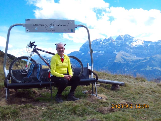 m schweizerischen Chablaisgebiet oberhalb von Champery lässt es sich auf der Portes du Soleil (Sonnentor) gemütlich ausruhen und die Aussicht auf die Dents du Midi geniessen.