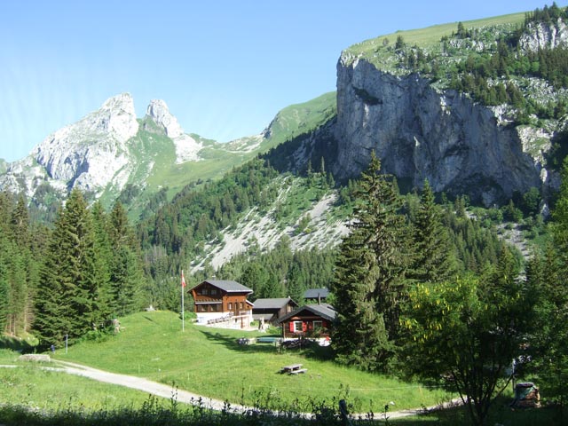 Blick vom Bergdorf Taney (oberhalb Vouvry nahe Aigle) zu den Bergen Les Jumelles (den Zwillingen) und dem Col des Crosses (Pass der Kreuzung oder der Kreuze) rechts davon im Sattel.
