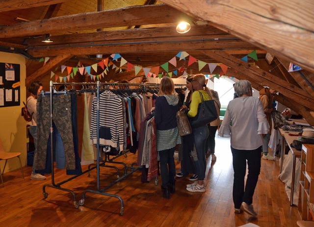 Reger Austausch von Kleidern und Gesprächen an der ersten Frauenkleider-Tauschparty in Möhlin. Foto: zVg 