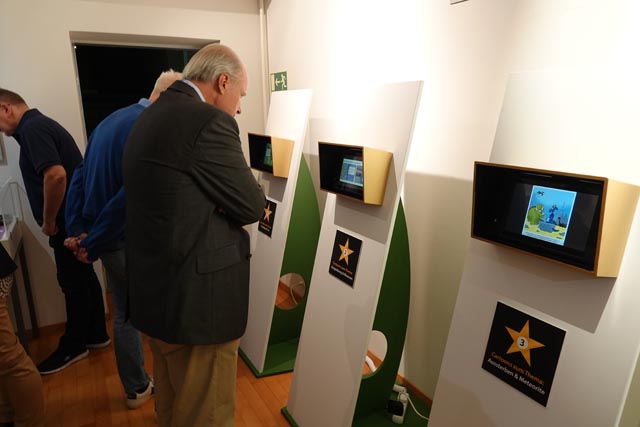 Ein Blick in die neue Sonderausstellung mit Schaukästen, in denen Cartoons vorbeiziehen. Foto: Peter Schütz