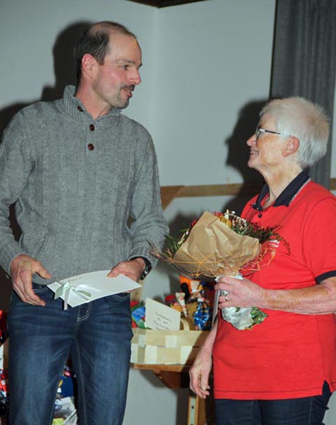  Ehrung von Markus Schär und Bernadette Rippstein für 35 Cups. Foto: Heinz Kaufmann