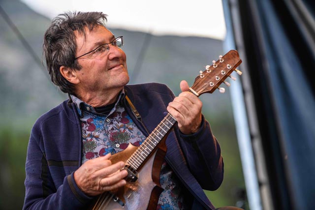  Einmal mehr ist der begnadete Gitarrist Max Lässer zu Gast in Fricks Monti. Foto: Giancarlo Cattaneo