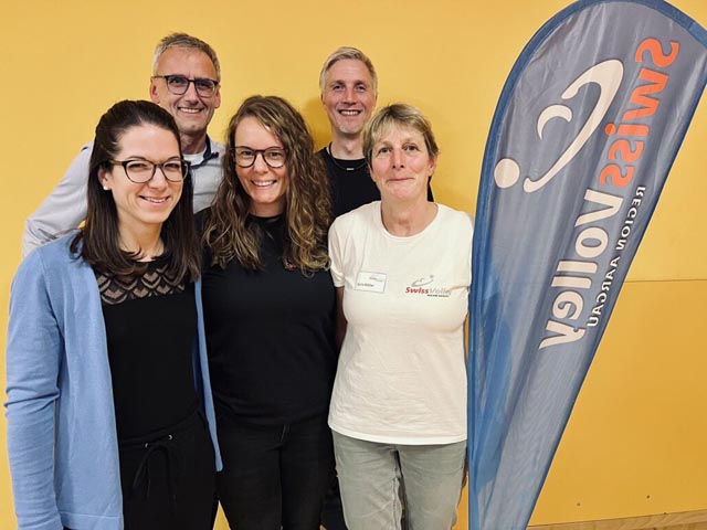 Bild von links: Manuela Busiger (Ressortleiterin Schiedsrichterwesen), Nik Bamert (Ressortleiter Finanzen), Stefanie Brunner (Ressortleiterin Kommunikation), Thomas Angst (Präsident), Silvia Müller (Ressortleiterin Beachvolleyball). Foto: svra