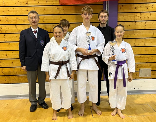 Bild von links: Sensei Nikola Krijan, Alisha Grünig, Samuel Sattler, Thierry Lenzin, Präsident Benjamin Pfister und Victoria Phillipp. Foto: zVg 