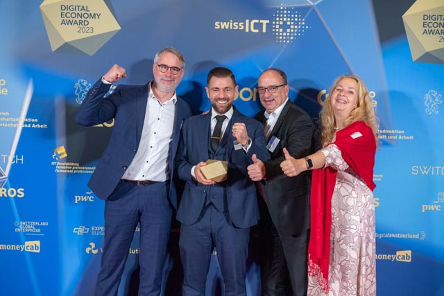 Die Vertretung des DFRs und der IT AG mit dem Preis. Von links: Dominik Freitag, Abteilungsleiter IT AG, Syrian Hadad, Sektionsleiter Technologie- und Lösungsentwicklung, Landstatthalter Dr. Markus Dieth, Generalsekretärin DFR Patricia Kettner. Foto: Eduard Meltzer, Eduard Meltzer Photography