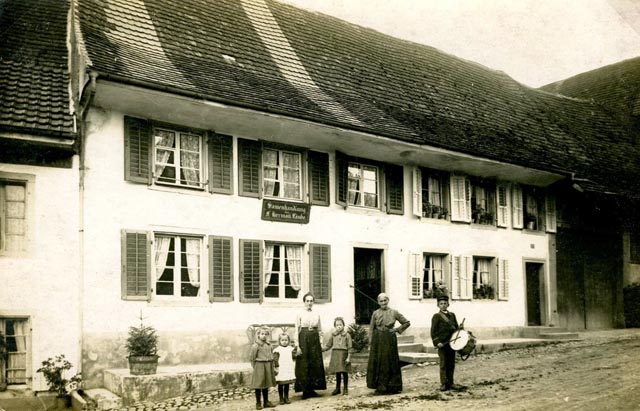 Vier Geschwister Keller mit Mutter und Grossmutter 1912 vor dem Elternhaus an der Schmittehalde. Foto: zVg