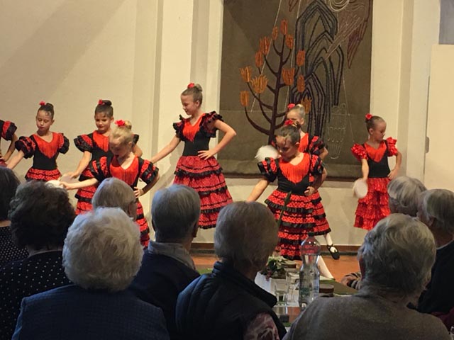 Mit ihrer tänzerischen Leichtigkeit und Anmut begeisterte die Kindergruppe von «Move in Arts».  Fotos: Marliese Kindhauser, Frauenverein Magden