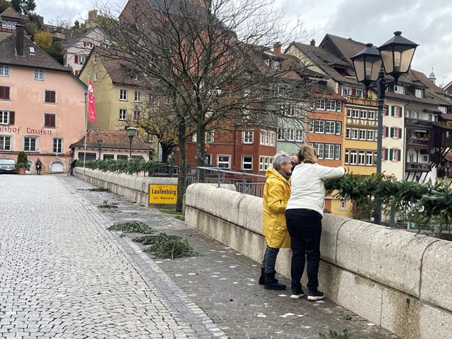 Dekoteam Laufenburg schmückt die Altstadt weihnachtlich