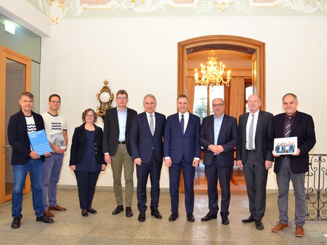 Zum erfolgreichen Abschluss des Projektes wurden das Co-Präsidium der Historischen Gesellschaft des Kantons Aargau und die Co-Projektleitung «Zeitgeschichte Aargau» vom Regierungsrat verdankt (von links): Patrick Zehnder, Dr. Fabian Furter, Staatsschreiberin Joana Filippi, Regierungsrat Dieter Egli, Regierungsrat Alex Hürzeler, Landammann Jean-Pierre Gallati, Landstatthalter Markus Dieth, Regierungsrat Stephan Attiger, Dr. Sebastian Grüninger). Foto: Copyright Kanton Aargau