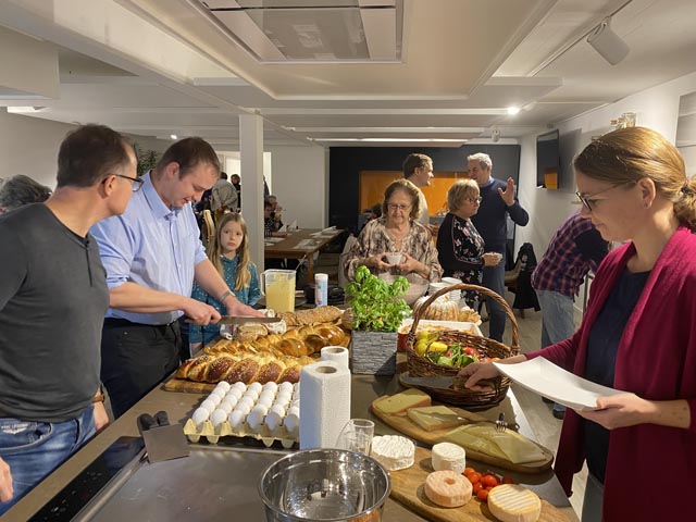 Grosses Buffet: Das «Alimondi»-Programm für nächstes Jahr noch deutlich ausgebaut, wie Markus Liebi (im Bild beim Brotschneiden) verriet. Foto: Sonja Fasler