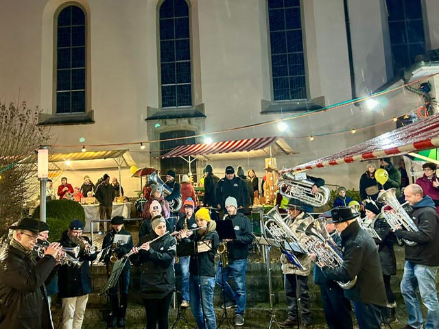 Der erste Eiker Weihnachtsmarkt verzauberte das Dorf. Foto: zVg