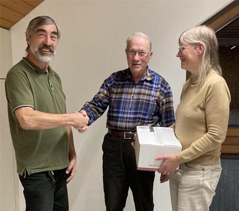 Dank und Verabschiedung von Gaston Rey durch den Präsidenten und die Kassierin. Foto: zVg