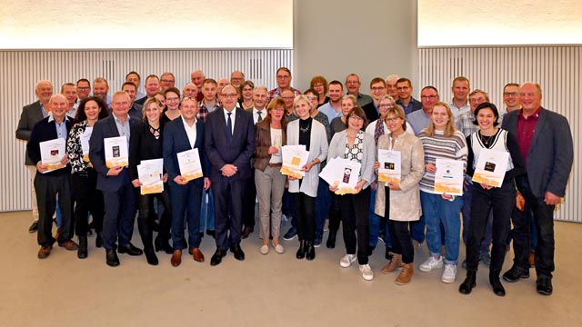 Die geehrten Winzerinnen und Winzer mit Regierungsrat Markus Dieth in der Mitte. Foto: zVg