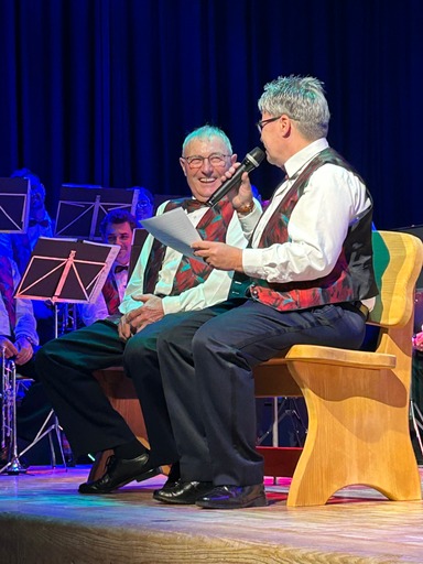 Auf der Bank Jubilar Vinzenz Hasler (60 Jahre Vereinsmitglied) zusammen mit der Vereinspräsidentin Astrid Müller (mit Mikrofon). Foto: zVg
