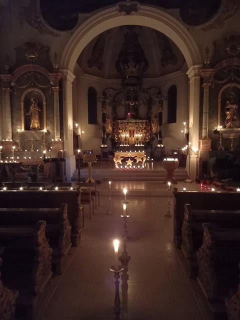  Nur Kerzenlicht erhellte die dunkle Kirche. Foto: zVg