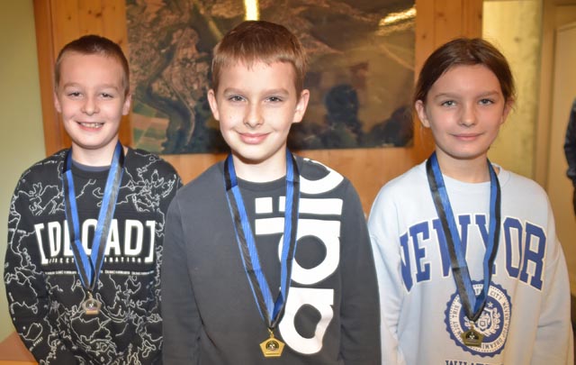 Der überragende Pistolenschütze Fabian Humm (Mitte) vor den weiteren U13-Medaillengewinnern Ron Emmenegger und Sofia Kamberi. Foto: wr