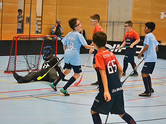 Fricktaler Derby der D-Junioren Hornussen (hellblau) gegen die D-Junioren Kaiseraugst (rot/dunkelblau). Foto: zVg
