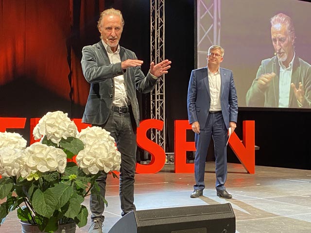 Raiffeisen-Chefökonom Martin Neff referierte in Frick. Im Hintergrund Marc Jäger, Vorsitzender der Bankleitung der Raiffeisenbak Regio Frick-Mettauertal. Foto: Sonja Fasler