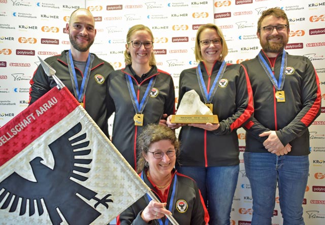 Das überragende Team des Tages mit dem Standardgewehr 300 m: (von links) Stefan und Bettina Bereuter, Michèle Maurer, Andrea Rossi und Coach Marianne Müller; es fehlt Thomas Läuppi. Foto: wr