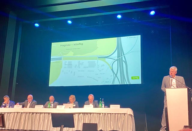 Rednertisch am 2. Infoforum Rheintunnel. Foto: zVg