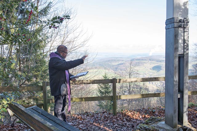 Pater Solomon Obasi segnete das neue Kreuz. Foto: Edwin Rüede