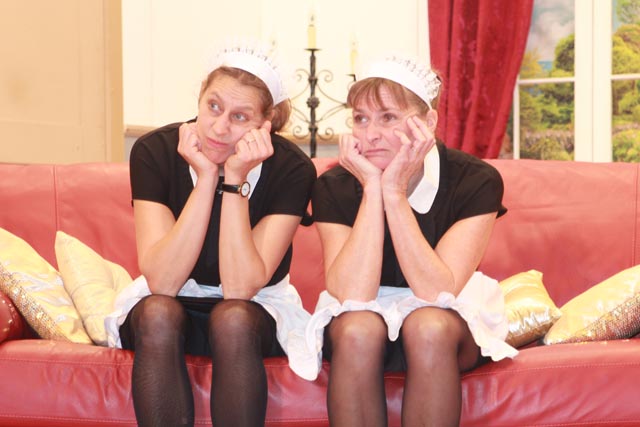 Was haben wir da nur angerichtet? Die beiden Hausangestellten sind ratlos. Foto: Sonja Fasler