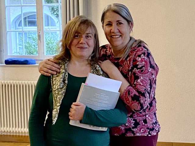 Erika Intlekofer, Atemtherapeutin (rechts) und Gabriela Bütschi, Qi-Gon-Leiterin (links). Foto: zVg