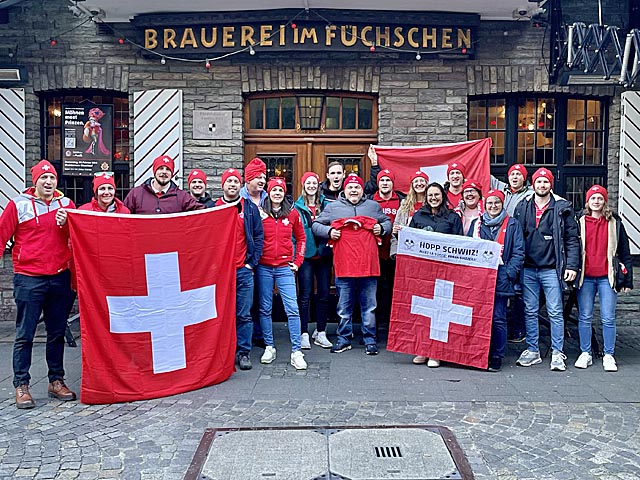 Die Steiner Reisegruppe vor dem Brauhaus Füchschen. Foto: zVg