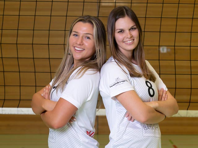 Rebecca Amstad (links) und Sanya Taylor bringen mit ihren druckvollen Angriffen und ihrer Reichhöhe am Block die Gegnerinnen in Bedrängnis. Foto: Mimmo