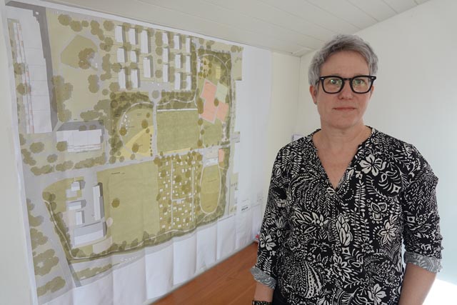 Erstmals findet der Anlass unter der Leitung von Françoise Moser statt. Die Gemeindepräsidentin von Kaiseraugst hat das Verbandspräsidium von ihrem Vorgänger Christian Fricker übernommen. Im Bild links eine Karte mit der Freizeitzone in Kaiseraugst. Foto: Peter Schütz