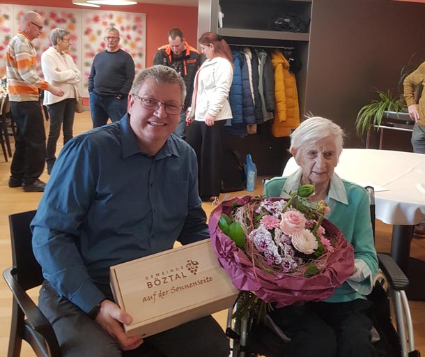 Gemeindeammann Robert Schmid und Jubilarin Marie Döbeli. Foto: zVg