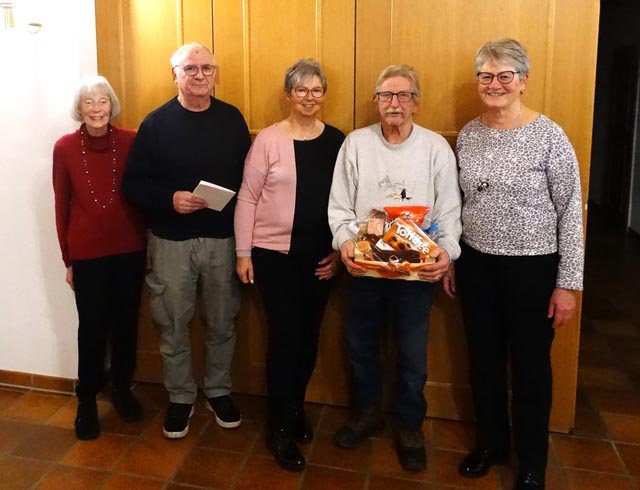 Der Jubilar Josef Bachmann zusammen mit dem Vorstand. Foto: zVg