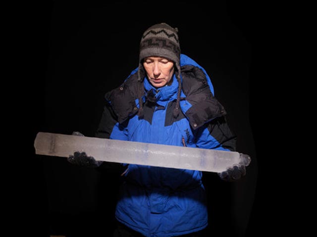 Margit Schikowski mit einem Eisbohrkern vom Grand Combin. Die darin enthaltenen Informationen sind infolge der Erderwärmung weitgehend verloren. Foto: Scanderbeg Sauer Photography