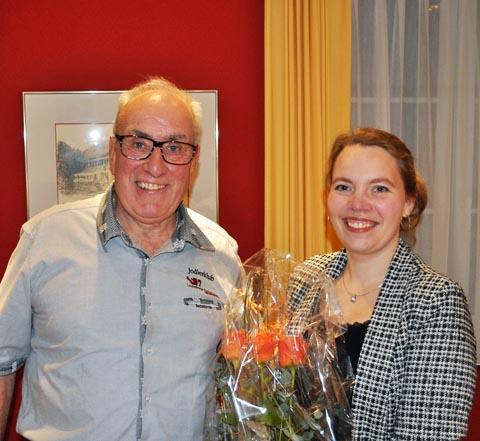 Die neue Co-Präsidentin Corinne Sibold überreicht dem abtretenden Präsidenten und Ehrenmitglied Roland Obrist ein Geschenk. Foto: Jürg Waldburger